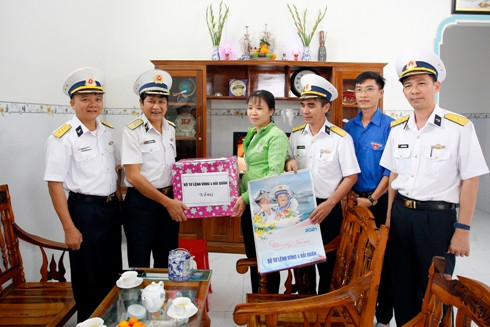Chuẩn Đô đốc Ngô Văn Thuân trao tặng quà Tết cho gia đình chính sách trên địa bàn.