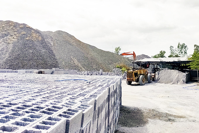 Một cơ sở sản xuất gạch không nung tại thị xã Ninh Hòa.