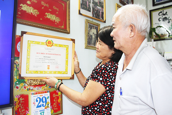 Ông Trần Hiệp đã được tặng Huy hiệu 50 năm tuổi Đảng.