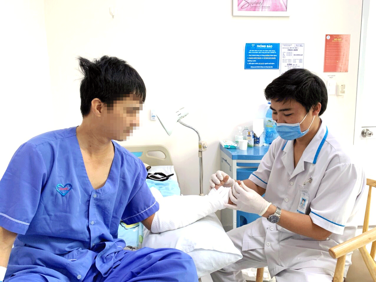 Bệnh nhân đang được chăm sóc  cẳng tay trái sau phẫu thuật.