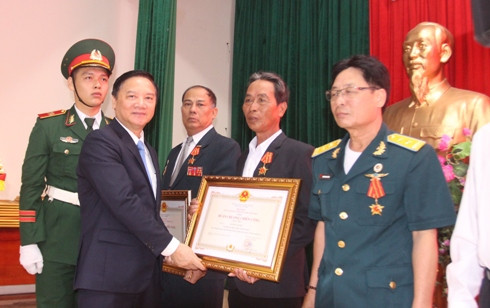 Ông Nguyễn Khắc Định trao Huân chương cho các cá nhân.