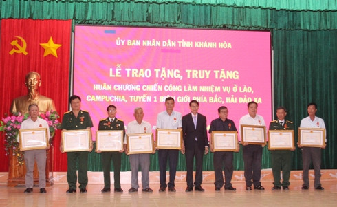 Ông Đinh Văn Thiệu trao Huân chương cho các cá nhân.