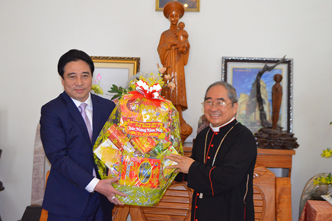 Ông Nguyễn Khắc Toàn - Phó Bí thư Thường trực Tỉnh ủy tặng quà Tết Tòa Giám mục Giáo phận Nha Trang.