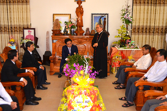 Giám mục Võ Đức Minh cảm ơn sự quan tâm của lãnh đạo tỉnh.
