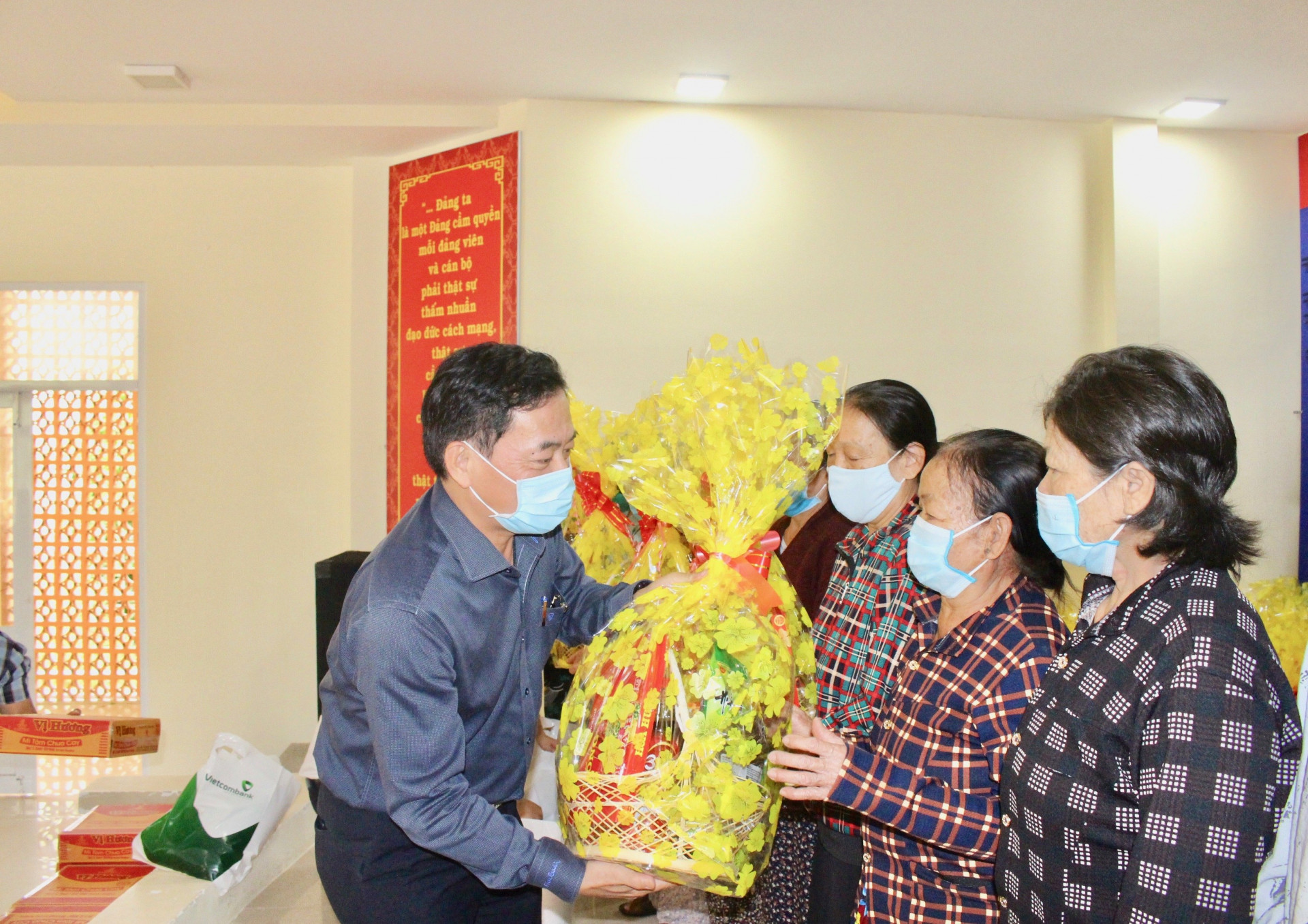 Ông Đào Hòa – Phó Giám đốc Vietcombank Chi nhánh Nha Trang trao quà Tết cho các gia đình