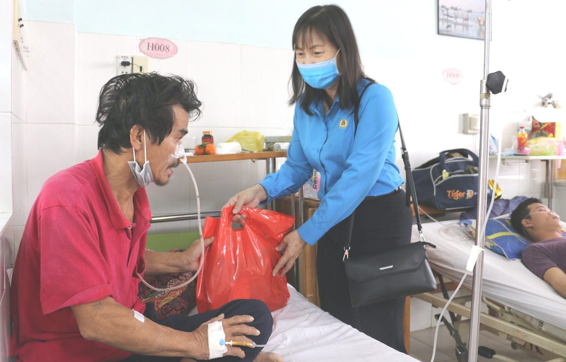 Đại diện lãnh đạo Liên đoàn Lao động tỉnh trao quà Tết cho bệnh nhân đang điều trị tại Bệnh viên Đa khoa tỉnh.