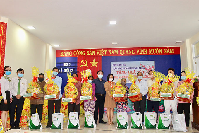 Lãnh đạo Báo Khánh Hòa và Vietcombank Chi nhánh Nha Trang trao quà Tết cho các gia đình chính sách.