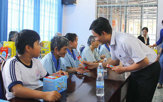 Công ty Yến Sào Khánh Hòa tặng quà cho cá đối tượng ở Trung tâm Bảo trợ xã hội tỉnh
