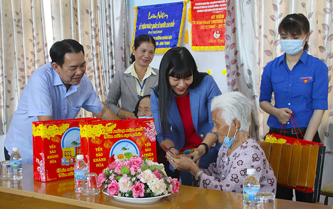 Lãnh đạo Công ty Yến Sào Khánh Hòa hỏi thăm sức khỏe và tặng quà cho các cụ ở Trung tâm Điều dưỡng và Chăm sóc người có công