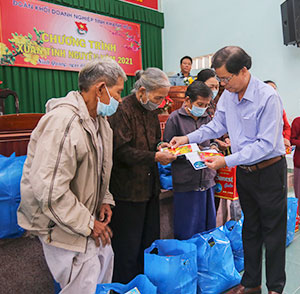 Ông Nguyễn Tấn Tuân tặng quà cho các gia đình.