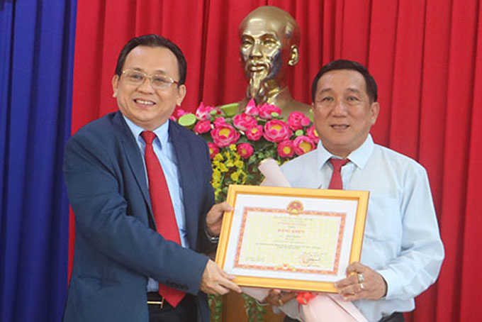 Ông Lê Hữu Hoàng trao bằng khen của Bộ tài chính cho ông Vĩnh Thông - Giám đốc Sở Tài chính