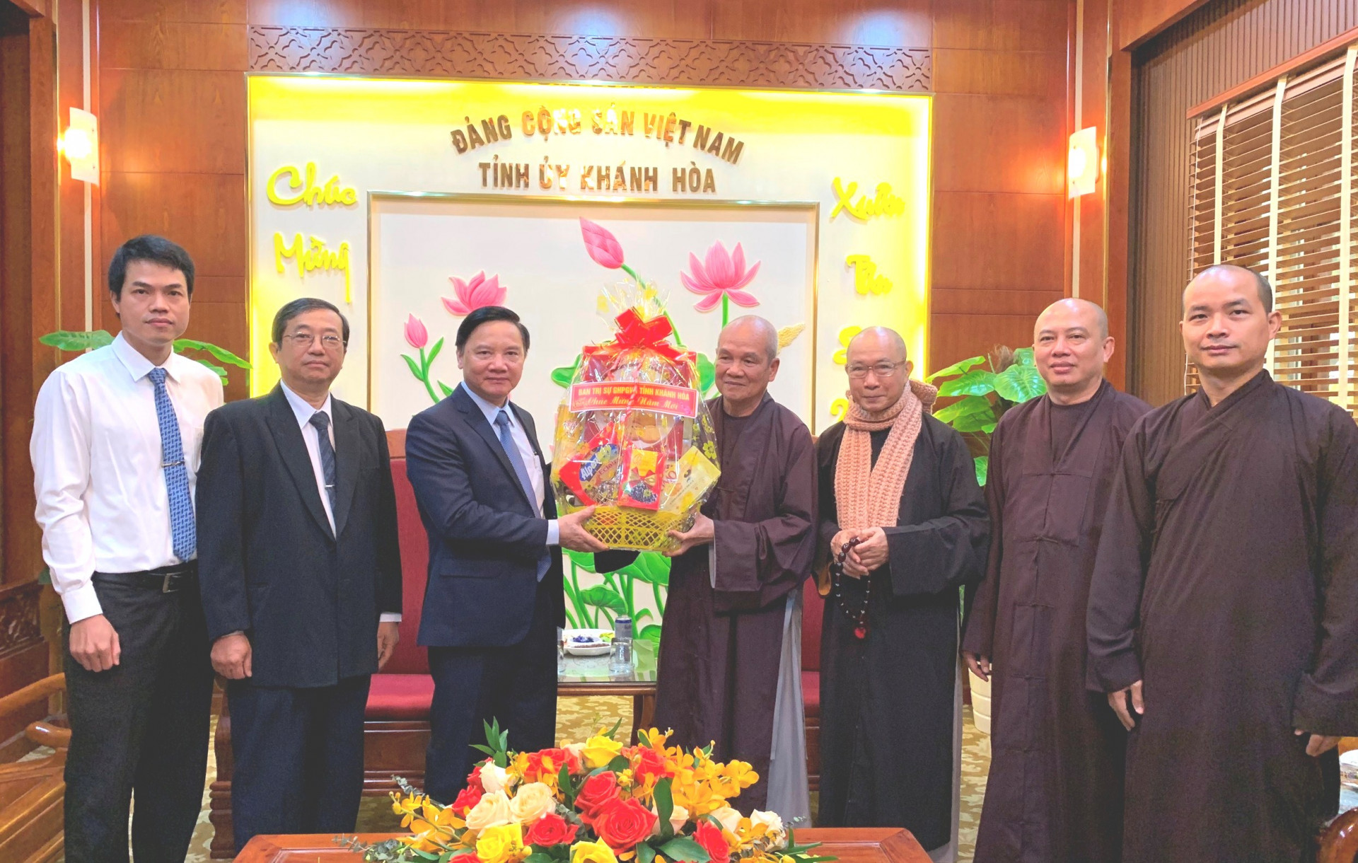 Đại diện Ban Trị sự Giáo hội Phật giáo Việt Nam tỉnh Khánh Hòa tặng quà, chúc Tết lãnh đạo Tỉnh ủy.