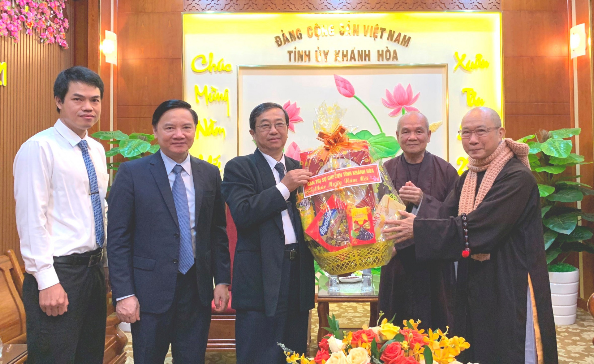 Đại diện Ban Trị sự Giáo hội Phật giáo Việt Nam tỉnh Khánh Hòa tặng quà, chúc Tết lãnh đạo Ban Dân vận Tỉnh ủy.