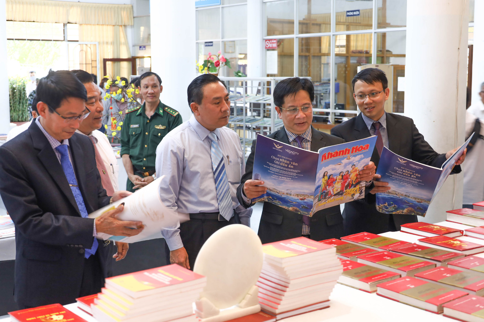 Lãnh đạo tỉnh Khánh Hòa xem ấn phẩm trưng bày tại Hội báo xuân Tân Sửu 2021. 