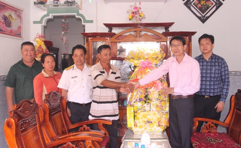 Ông Đinh Văn Thiệu trao  quà Tết cho gia đình chiến sĩ Nguyễn Minh Phương.
