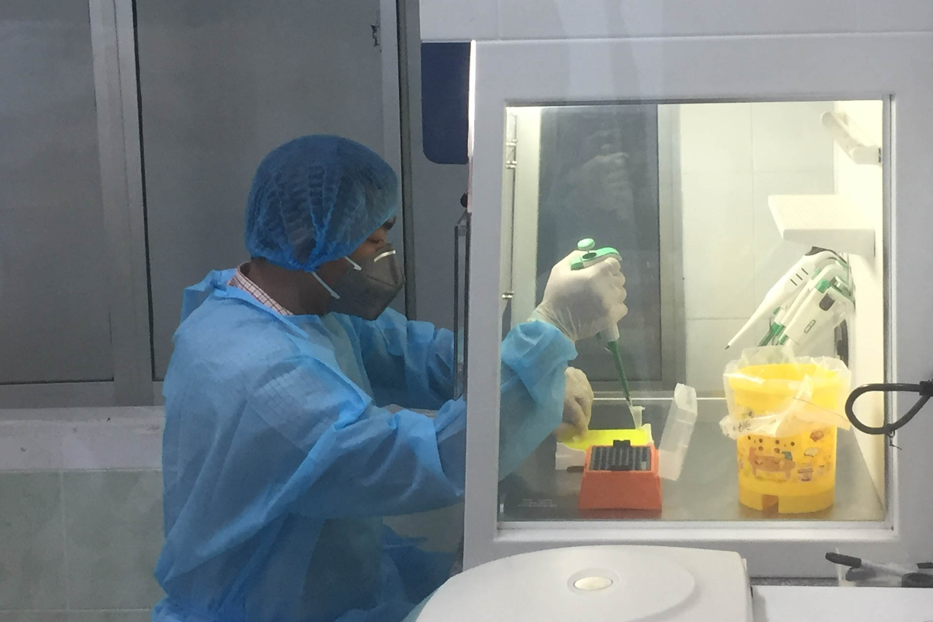 Thực hiện xét nghiệm Covid-19 tại Trung tâm kiểm soát bệnh tật tỉnh Khánh Hòa. Ảnh: T.L