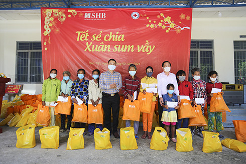 Lãnh đạo tỉnh cùng mạnh thường quân trao quà Tết tại xã Sơn Tân, huyện Cam Lâm.