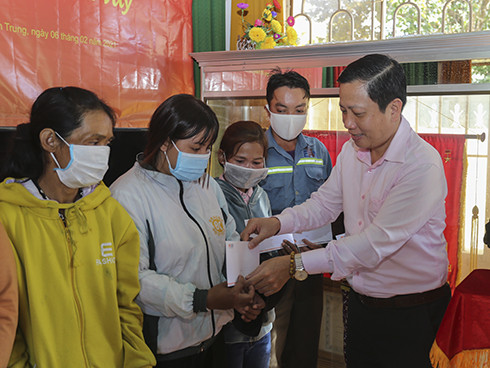 Ông Hà Quốc Trị trao quà Tết cho người dân xã Khánh Trung, huyện Khánh Vĩnh.