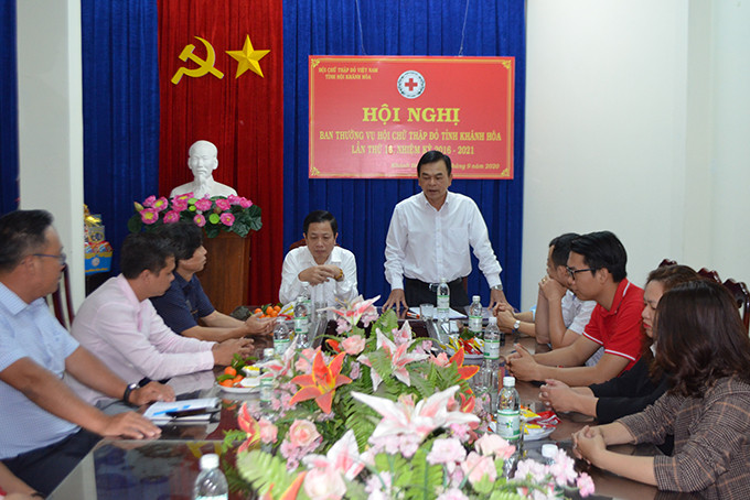 Ông lê văn hoa – Chủ tịch Hội Chữ thập đỏ tỉnh Khánh Hòa báo cáo kết quả hoạt động năm 2020.
