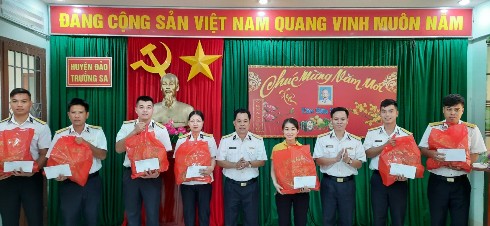 Lãnh đạo huyện Trường Sa và Lữ đoàn 146 trao tặng quà Tết cho các gia đình.
