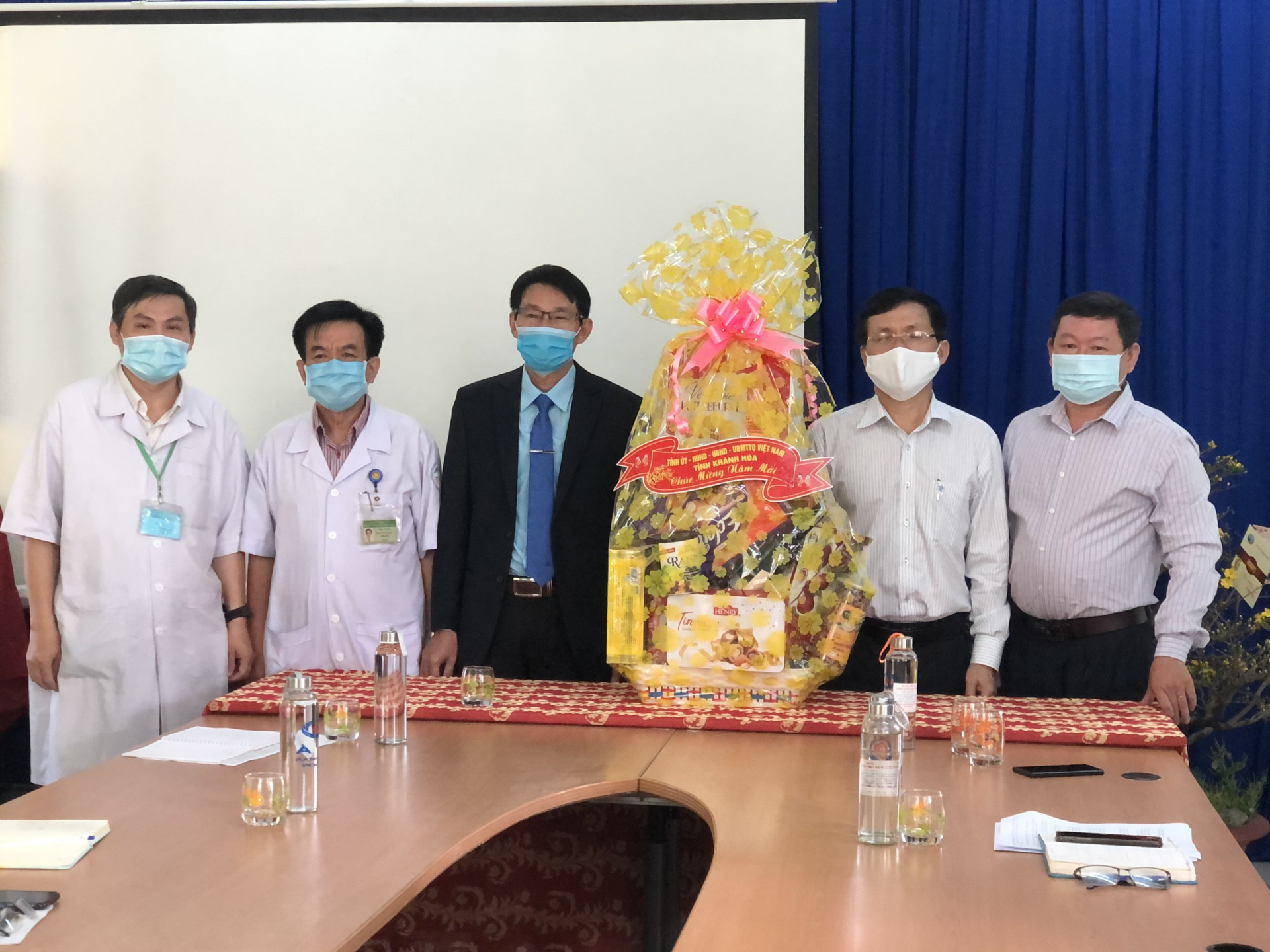 Ông Đinh Văn Thiệu chúc Tết cán bộ y tế Bệnh viện Bệnh nhiệt đới tỉnh Khánh Hoà.