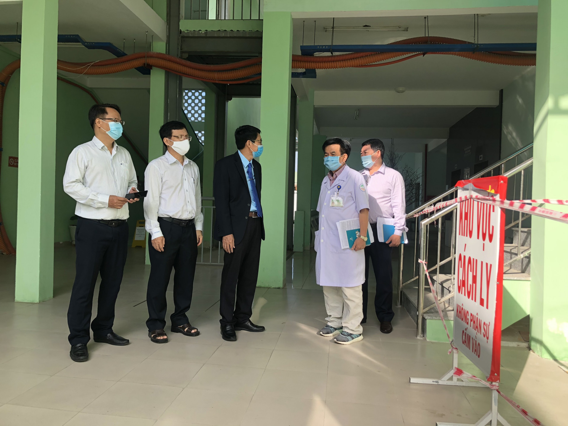 Ông Đinh Văn Thiệu đi thăm Bệnh viện Bệnh nhiệt đới tỉnh Khánh Hoà