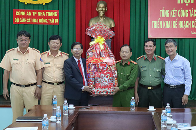 Ông Nguyễn Tấn Tuân chúc Tết Đội Cảnh sát giao thông, trật tự.