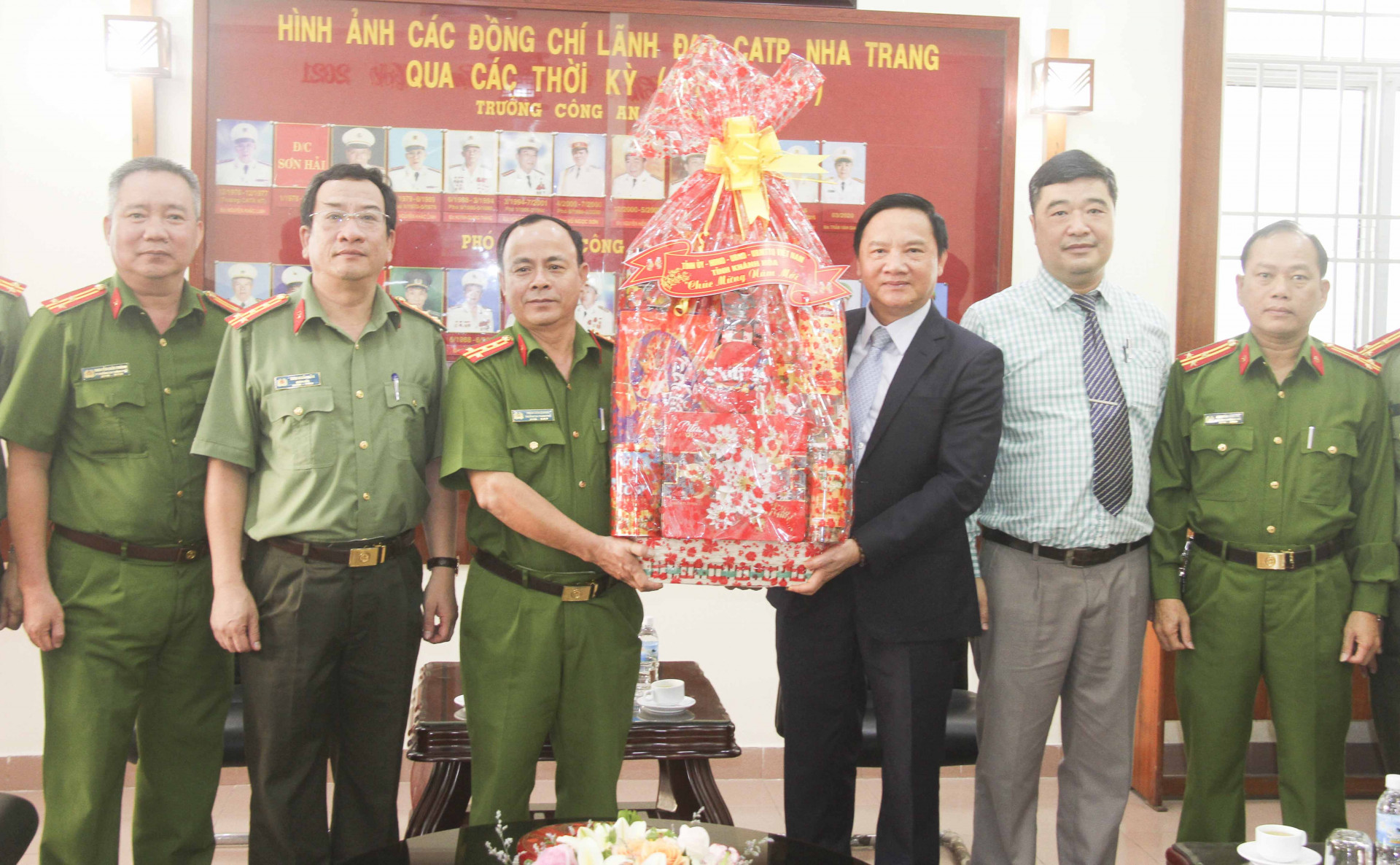 Công an TP. Nha Trang rất vinh dự khi được Bí thư Tỉnh ủy Nguyễn Khắc Định đến chúc Tết và tặng quà
