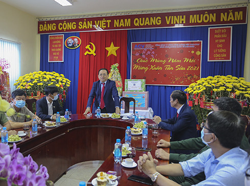 Ông Lê Hữu Hoàng, Phó Chủ tịch Thường trực UBND tỉnh thăm, chúc Tết tại Cảng Hàng không Quốc tế Cam Ranh.