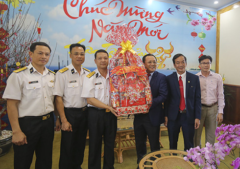 Đồng chí Phó Chủ tịch Thường trực UBND tỉnh tặng quà Tết cho cán bộ, chiến sỹ Lữ đoàn.