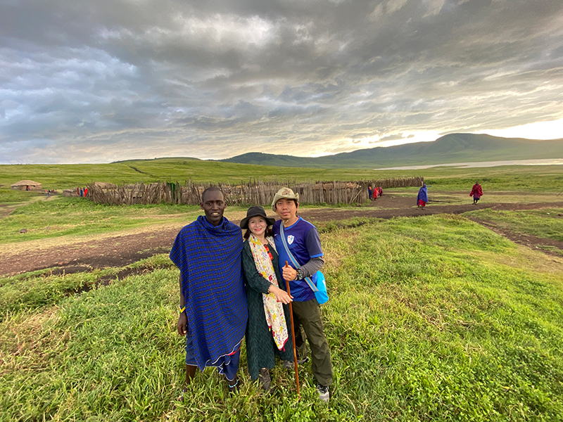 Chụp ảnh lưu niệm trước làng của người Maasai giữa thảo nguyên