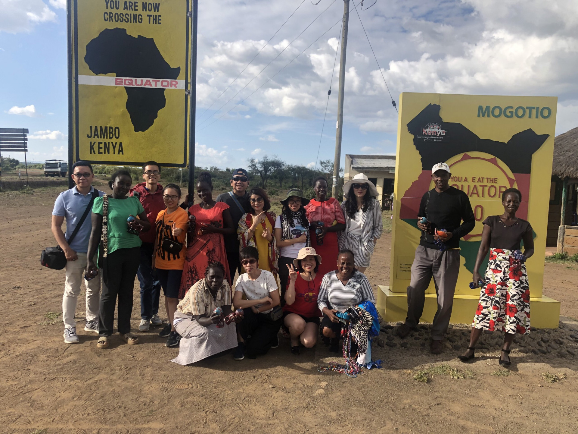 Đoàn chụp ảnh lưu niệm với người dân bản địa tại cột mốc đường xích đạo ở Mogotio