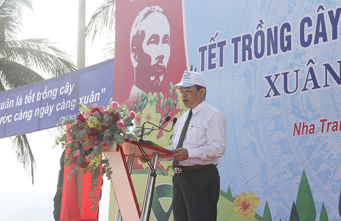Ông Nguyễn Sĩ Khánh phát biểu kêu gọi các tầng lớp nhân dân Tp. Nha Trang và du khách trồng cây, bảo vệ rừng