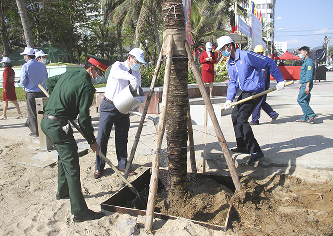 Bộ đội cùng tham gia trồng cây cùng lãnh đạo TP. Nha Trang