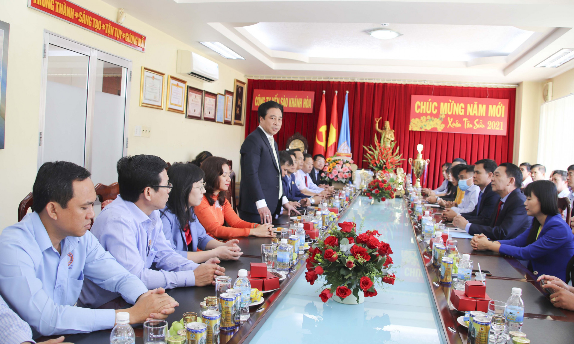 Ông Nguyễn Khắc Toàn phát biểu và chúc tết cán bộ, công nhân viên Công ty Yến sào Khánh Hòa