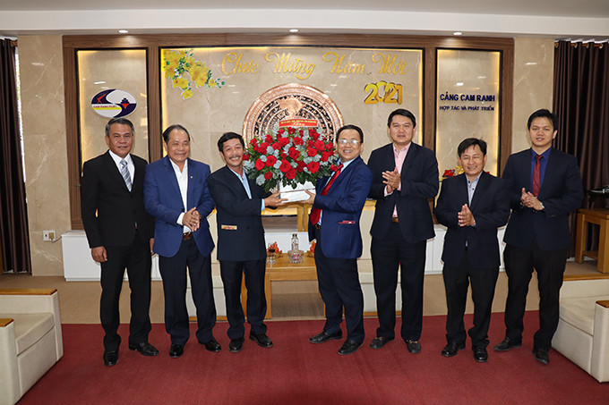 Đồng chí Lê Hữu Hoàng tặng hoa chúc mừng năm mới tập thể lãnh đạo, cán bộ, nhân viên Công ty Cổ phần Cảng Cam Ranh