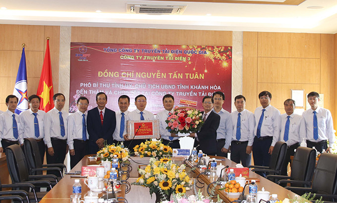 Chủ tịch UBND tỉnh tặng hoa động viên tập thể Công ty Truyền tải điện 3