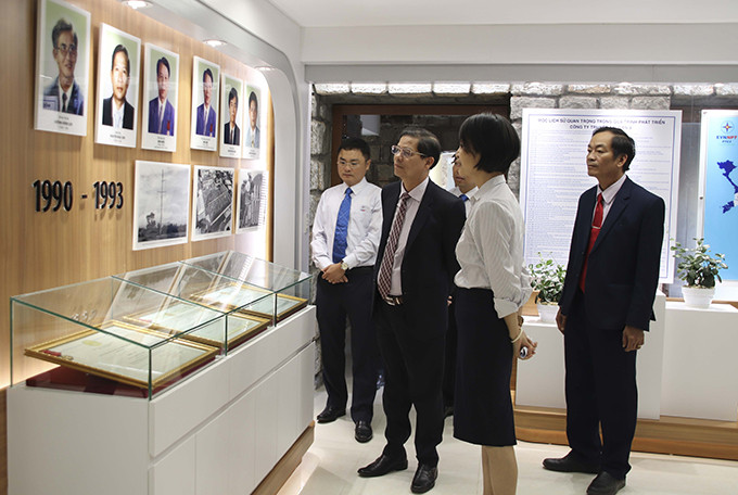 Ông Nguyễn Tấn Tuân thăm phòng truyền thống Công ty Truyền tải 3