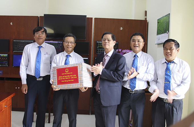 Chủ tịch UBND tỉnh thăm, tặng quà Phòng Điều độ Công ty Truyền tải điện 3