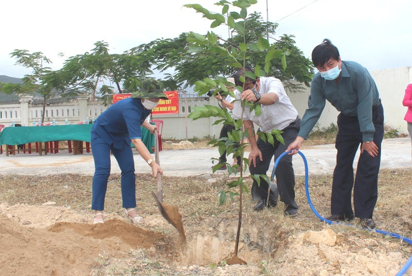  Ông Lữ Thanh Hải và bà Phạm Thị Khánh Hương tham gia trồng cây tại buổi lễ.