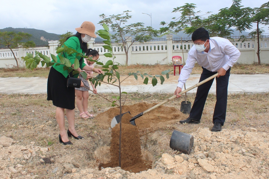 Các đại biểu tham gia trồng cây tại buổi lễ.