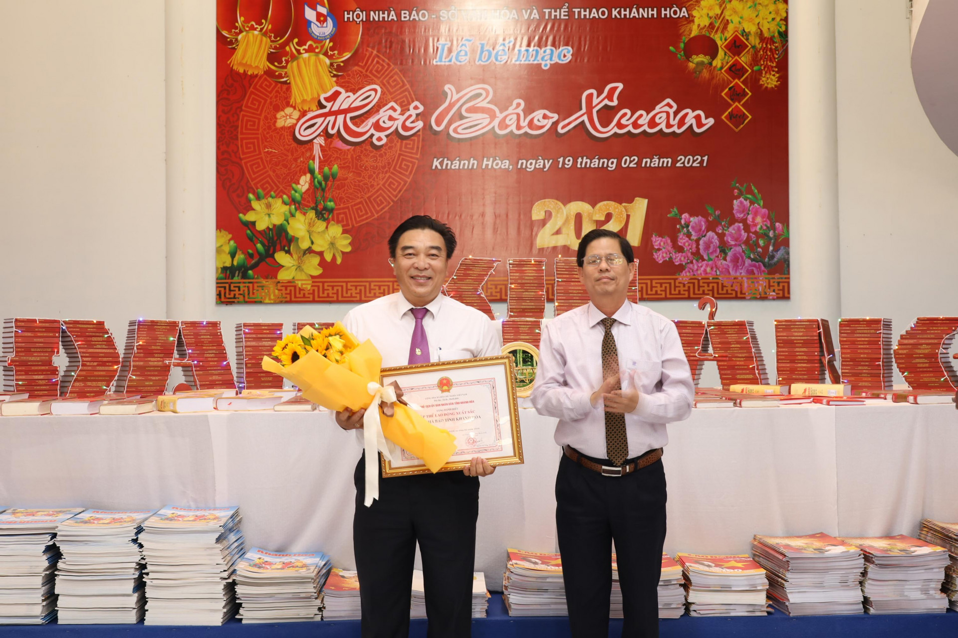 Ông Nguyễn Tấn Tuân trao danh hiệu Tập thể Lao động xuất sắc cho đại diện Hội Nhà báo tỉnh Khánh Hòa.