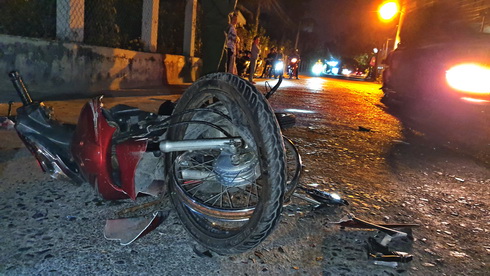 Xe máy "đấu đầu", 2 người trọng thương
