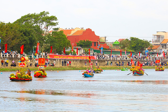 Những chiếc thuyền hoa diễu hành trên sông Dinh.