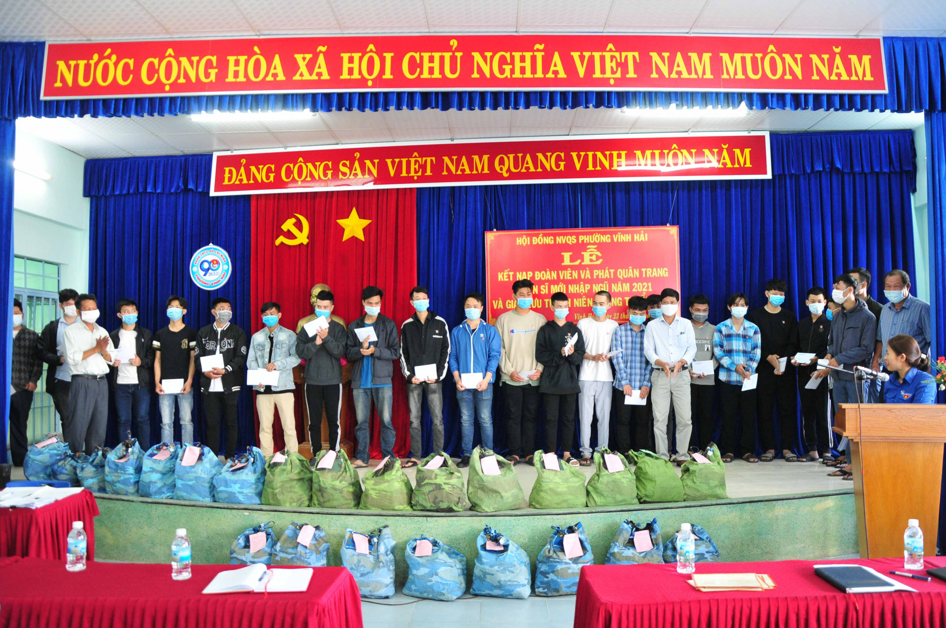 Lãnh đạo phường Vĩnh Hải tặng quà động viên các thanh niên trúng tuyển nghĩa vụ quân sự 