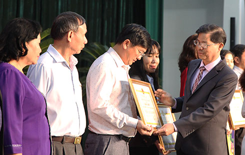 Ông Nguyễn Tấn Tuân trao bằng khen cho các tập thể.