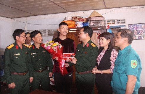 Đại tá Bùi Đại Thắng tặng quà, động viên TN Lâm Minh Lâm.