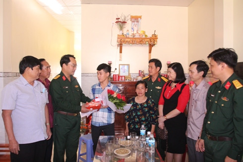Đại tá Bùi Đại Thắng tặng quà, động viên TN Nguyễn Ngọc Quang.