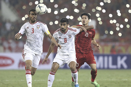 UAE (áo trắng) sẽ có lợi thế rất lớn nếu 3 lượt trận còn lại của bảng G được tổ chức tại quốc gia này. Ảnh: Hoàng Linh