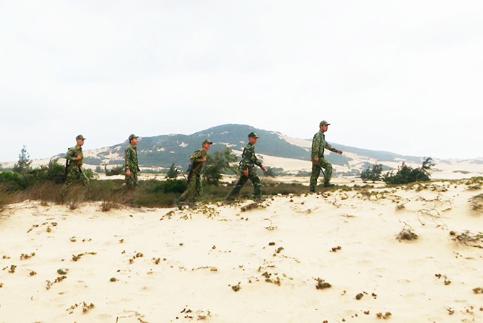 Cán bộ, chiến sĩ Đồn Biên phòng Đầm Môn tuần tra dọc tuyến biên giới biển.